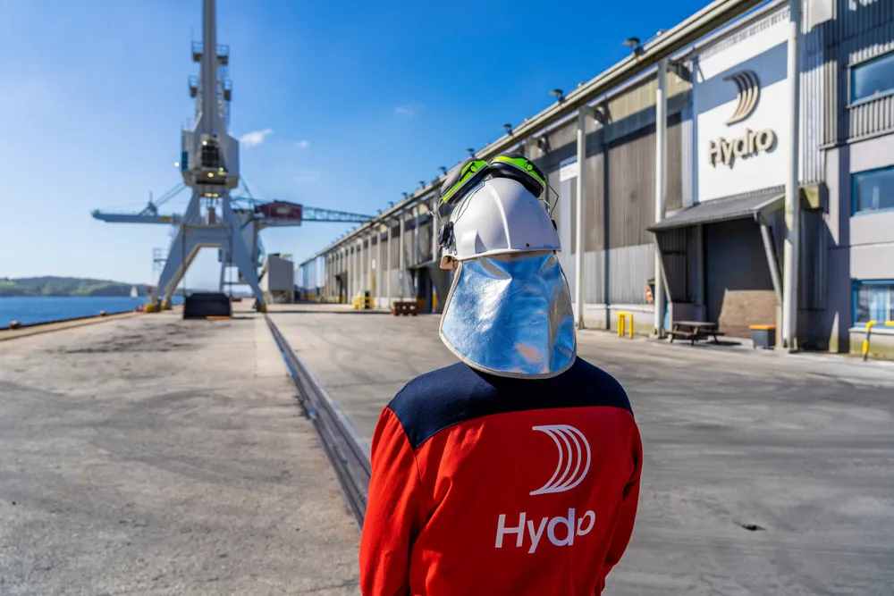 PMI falt markant i oktober. Avbildet er Hydros aluminiumsverk på Karmøy.