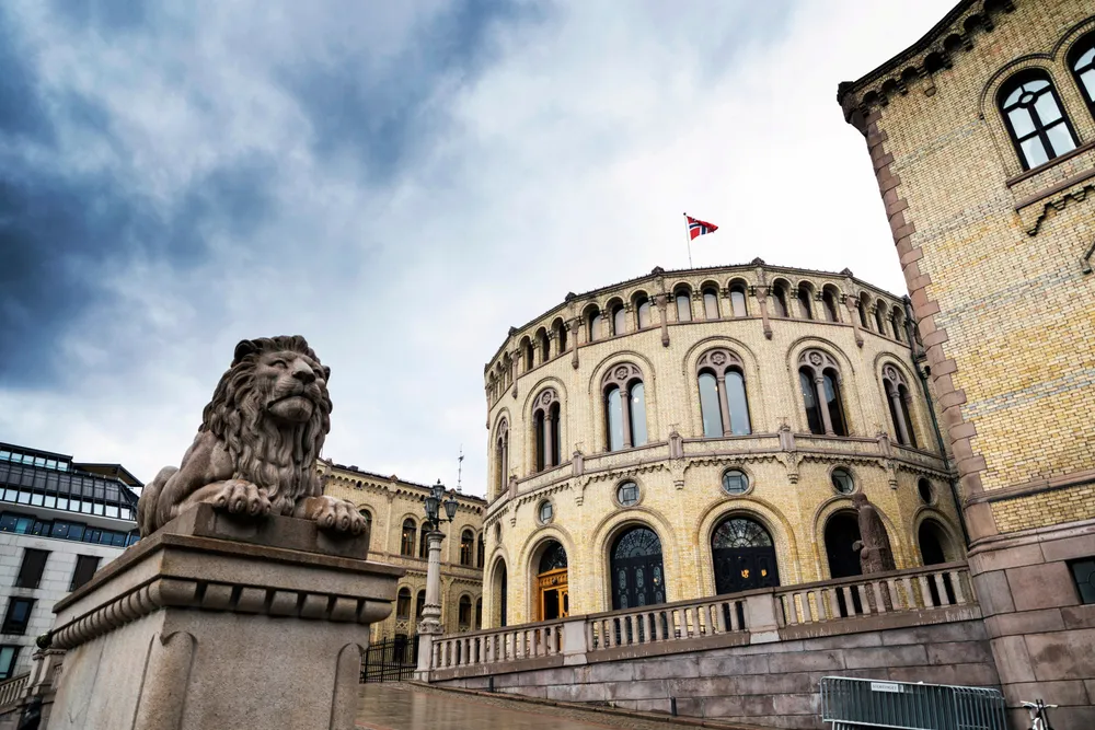 Det finnes statseide leiligheter med «gi-bort-leie» for både stortingsansatte og departementers ledelse. Når kommer skatteskjerpingen her, spør artikkelforfatterne