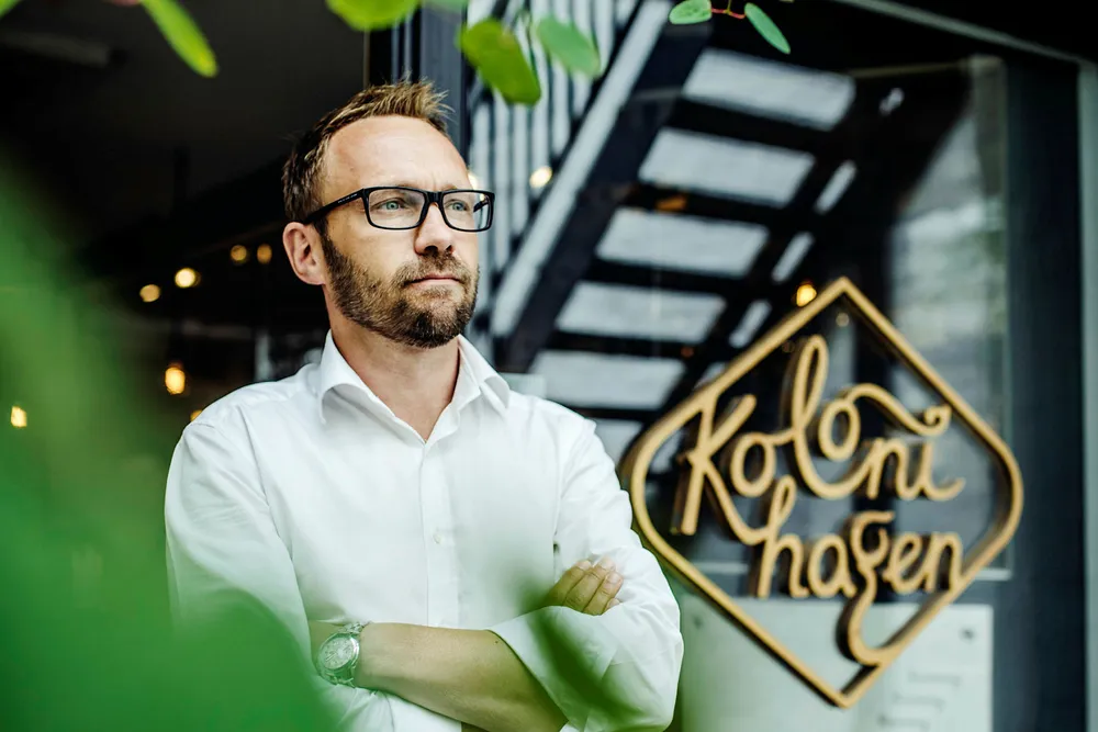 Jon-Frede Engdahl bygget opp Kolonihagen og solgte til Rema. Nå jobber økologiforkjemperen med å få flere meieriprodukter med økologisk melk inn i Rema-hyllene, men er frustrert over at han må til Danmark for å få det til. Foto: Fartein Rudjord
