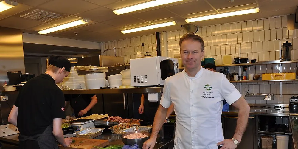 Den svenske kjendiskokken Fredrik Eriksson serverer norsk skrei i Sverige. Foto: Bent-Are Jensen