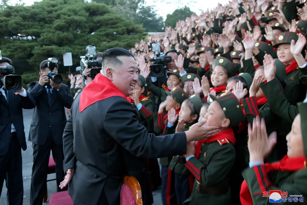 Kim Jong-un deltok på et jubileum for lokale revolusjonære skoler som ble markert med en stor seremoni i Pyongyang. Bildet er ikke datert, men ble gjort tilgjengelig av Nord-Koreas sentrale nyhetsbyrå onsdag.