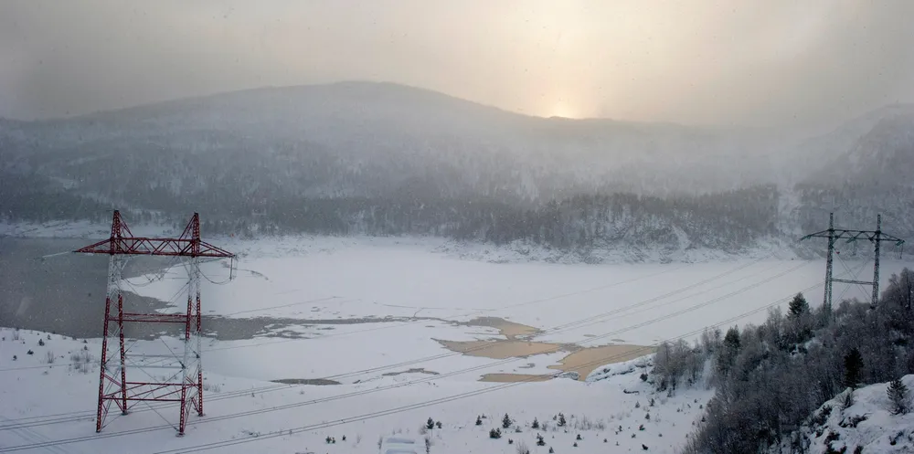 Det begynner å minke på vannet i magasinene i Sør-Norge, men vi det er kommet mer snø enn i fjor. Bildet er fra Vatnedalsvatn i Setesdalen tilbake i 2010, som også var et tørt år.