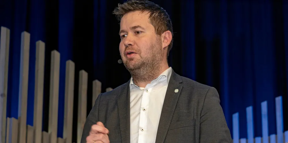 – Jeg er ikke der at jeg vil ha grunnrenteskatt på fiskeri nå. Rett tidspunkt å vurdere om dette er aktuelt, blir neste partiprogramprosess, som er i 2025, sier Geir Pollestad i Senterpartiet.