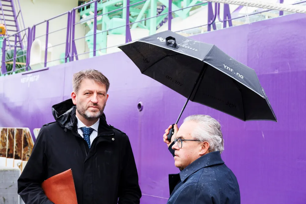 Byrådsleder Eirik Lae Solberg (til venstre) har satset fem milliarder av Oslos kommunekasse på karbonfangst fra avfallsanlegget på Klemetsrud. Snart kommer svaret på hvor lønnsom satsingen blir. Her med ordfører i Øygarden, Tom Georg Indrevik, ved dåpen sist uke av Northern Lights' skip Northern Pathfinder som skal frakte flytende CO2 til Øygarden utenfor Bergen