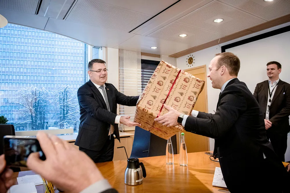 Fredag klokken ti møtte prosjektdirektør i Equinor Torger Rød opp hos olje- og energiminister Kjell-Børge Freiberg (til venstre) og fikk godkjenningsbrevet for den nye Troll-utbyggingen innpakket i en svær julegave.