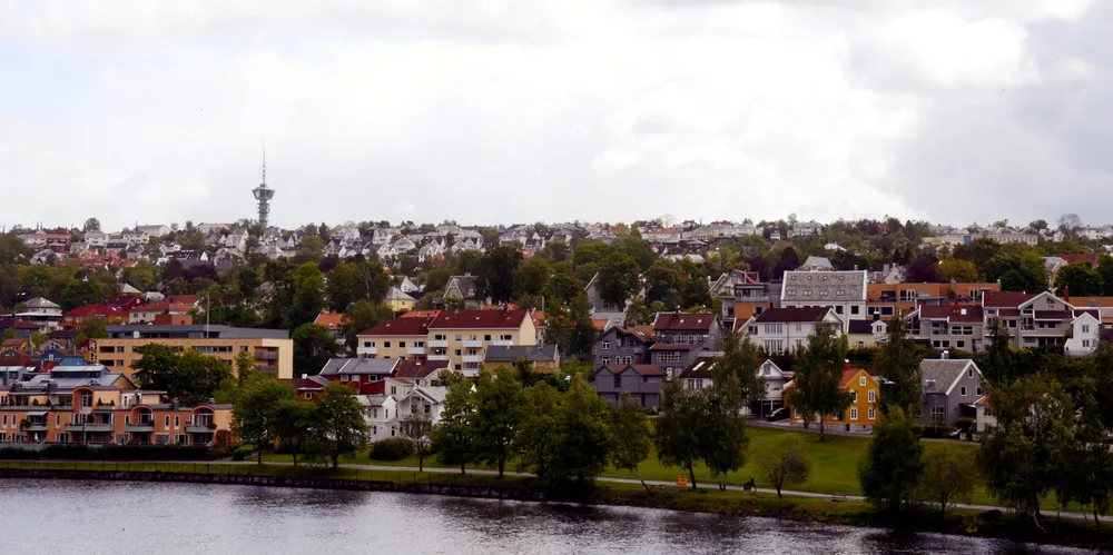 Det kommer til på koste skjorta å lyse opp dette nabolaget i Trondheim i morgen tidlig. Da er strømprisen 125,7 øre kWh/øre, pluss nettleie og avgifter. Tyholttårnet i bakgrunnen.