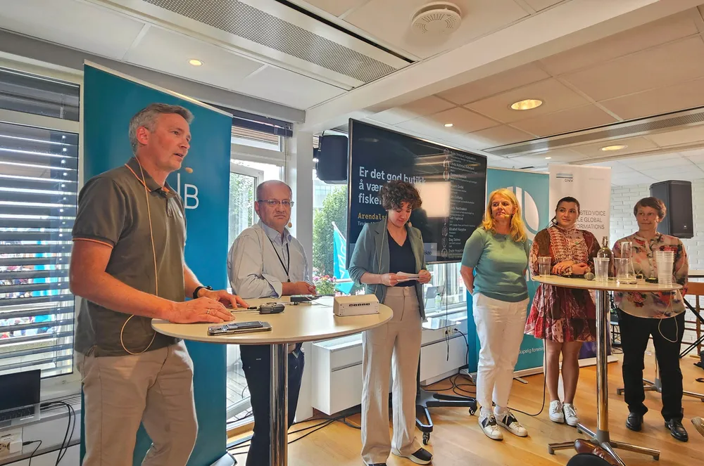 Debatt i Arendal. F.v.: Lars Galtung (Cermaq), Dag Sletmo (DNB), Trude Heggstad (Åkerblå), Ingunn Godal (Mattilsynet), Elisabet Haugsbø (Tekna) og Linda Nøstbakken (SSB).