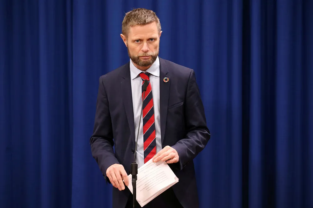 – I ettertid skulle jeg ønske vi konkluderte annerledes, men det er etterpåklokskapens suverenitet, sier helseminister Bernt Høie om karanteneunntaket som ble innvilget for helsetoppen som kom forkjølet hjem fra Spania.