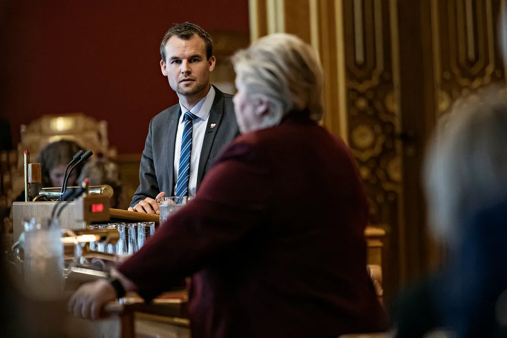 KrF-nestleder Kjell Ingolf Ropstad tvilte før han virkelig tok opp kampen mot partileder Knut Arild Hareide. Her sammen med Erna Solberg under Stortingets spontane spørretime.