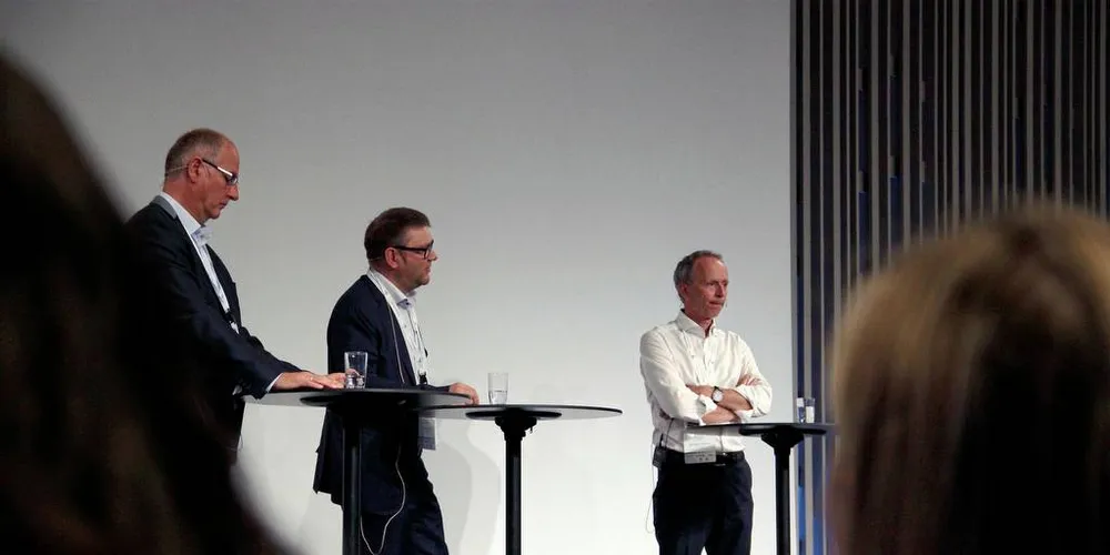 HØY TEMPERATUR: Det ble høy temperatur da reder i Knester AS Lars Ove Stenevik (t.v.), styreleder i Fiskebåt Jonny Berfjord og konsernsjef i Pelagia Egil Magne Haugstad møttes til debatt under Pelagisk Arena tirsdag.Foto: Torhild Måkestad Martinussen