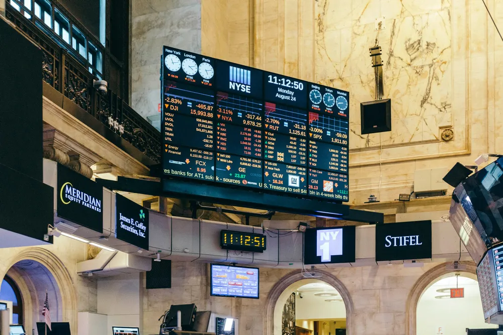 Kanskje markedet på makronivå er bakoverskuende og bekymret, mens det på mikronivå er fremoverskuende og optimistisk til enkeltselskaper, spør Magnus Vie Sundal. Her fra New York Stock Exchange.