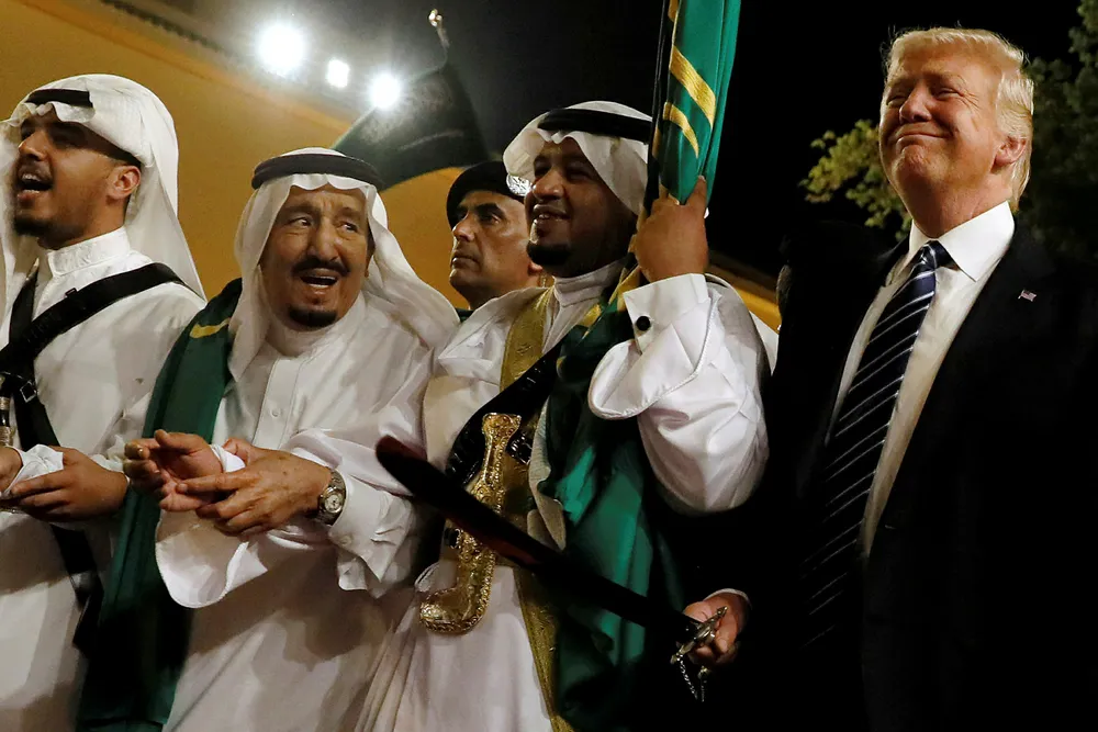 Donald Trump på sitt første utenlandsbesøk, i Saudi-Arabia i mai i fjor. Det var lykkeligere dager, her med kong Salman bin Abdulaziz Al Saud (nummer to fra venstre).