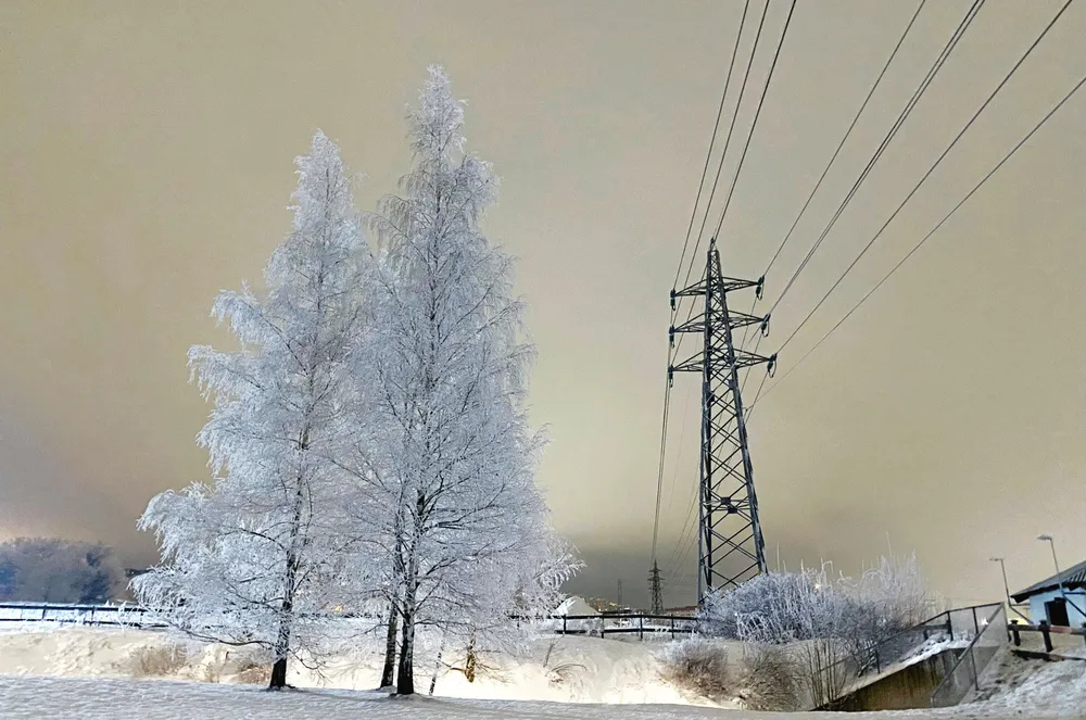 Vinter er forbundet med kulde og tidvis høye strømpriser. Slik er det ikke søndag. For første gang får norske strømkunder betalt for å bruke strøm en vinterdag, før nettleie og avgifter.
