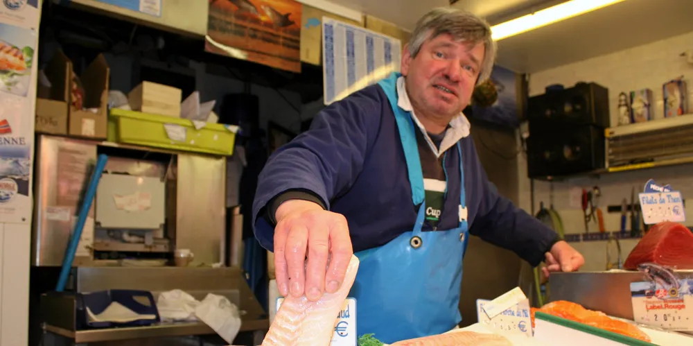 Norsk fisk er populær ute, og takket være en svak norsk krone selger vi sjømat for mer målt i kroner. Volumene derimot, de går ikke opp.