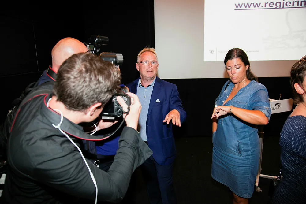 Fiskeriminister Per Sandberg (Frp) var i medienes søkelys etter et møte i Mandal torsdag.