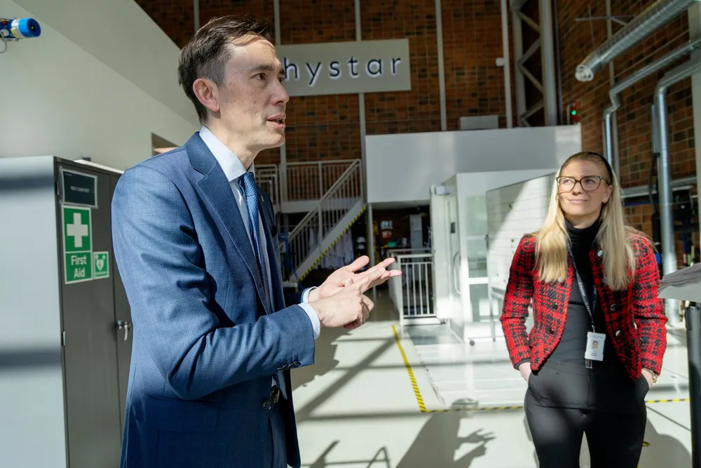 I dette fabrikklokalet på Høvik ble de første hydrogen-systemene fra Hystar produsert. Her er Hystar-sjef Fredrik Mowill og IR-sjef Amalie Melsom.