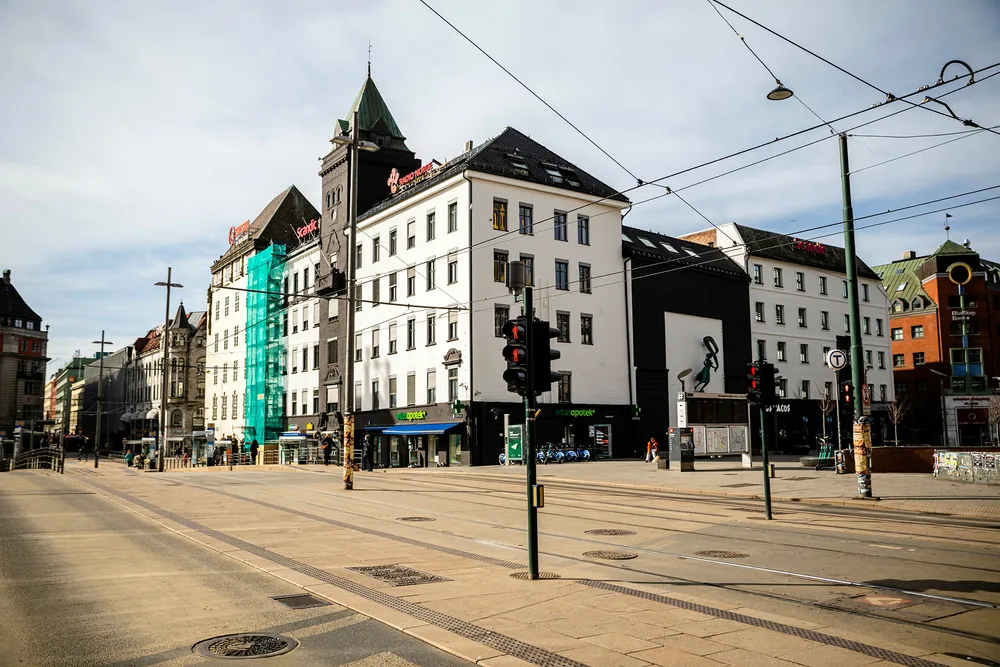 Det er grunn til å håpe at en eventuell ny nedstengning gir mindre negative økonomiske konsekvenser enn tidligere. Her fra Jernbanetorget i Oslo i slutten av mars.