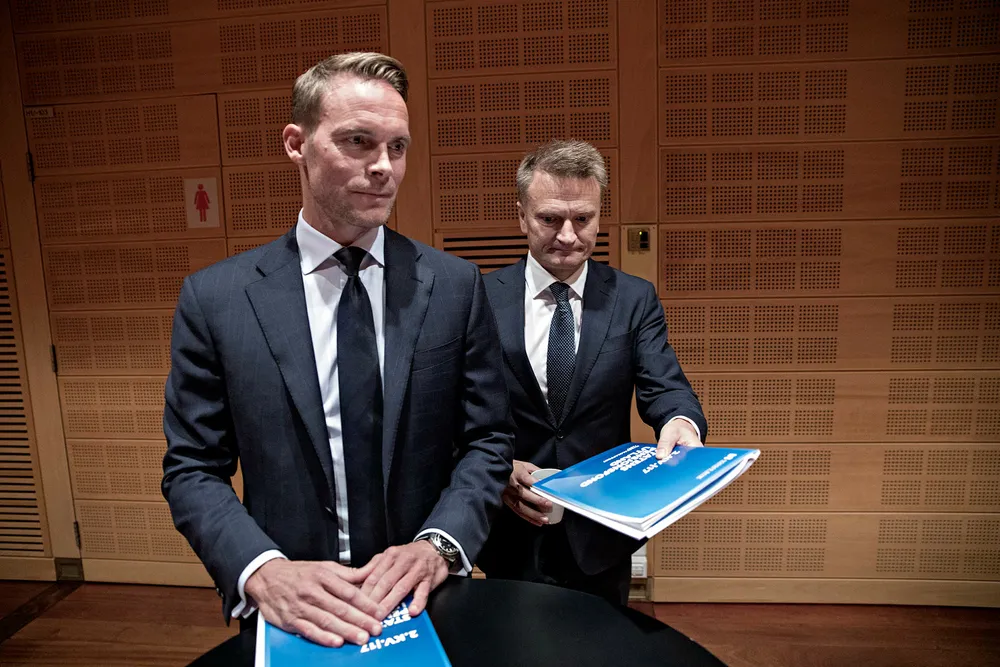 – Dette er det beste halvårsresultatet målt i kroner i fondets historie, sier nestleder Trond Grande i Norges Bank Investment Management (NBIM). Her sammen med visesentralbanksjef Egil Matsen (til høyre). Foto: Aleksander Nordahl