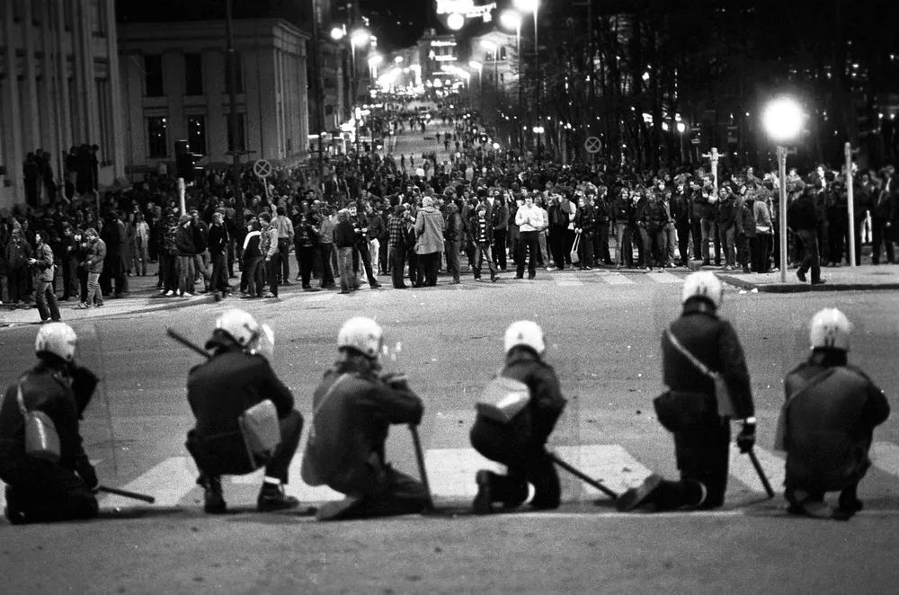 Det største politioppbudet i Oslo siden frigjøringen hindret en ungdomsmasse på 3000 mennesker å begå hærverk og butikk-plyndringer natt til 1. mai i 1981. Politifolk med hjelmer, gassmasker og verneskjold ryddet Karl Johans gate ved hjelp av tåregass uten at en eneste person kom til skade. Foto: Geir Arnesen/Aftenposten/NTB Scanpix