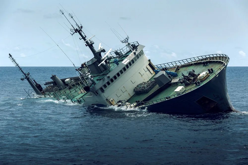 Det var klart og vindstille morgenen 6. april 2015 da «Thunder» sank i Guineabukten. Siden har jakten på skipets eier pågått. Foto: Simon Ager