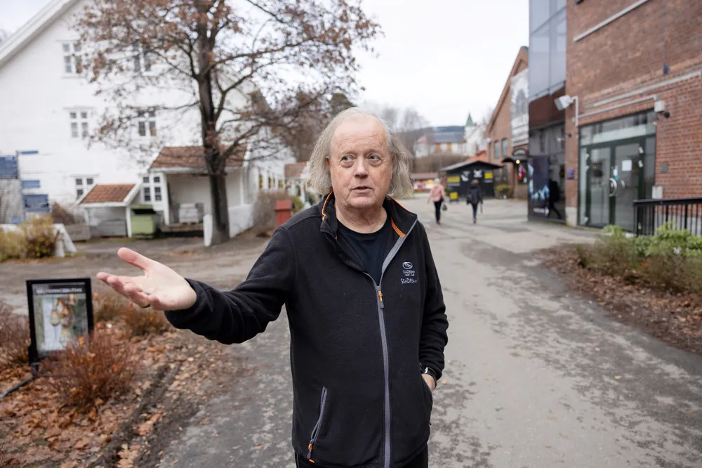 Atle Brynestad utenfor Hadeland Glassverk som han eier gjennom familiekonsernet «3 Norske as». Selskapet ble hardt rammet av økte strømpriser gjennom fjoråret.