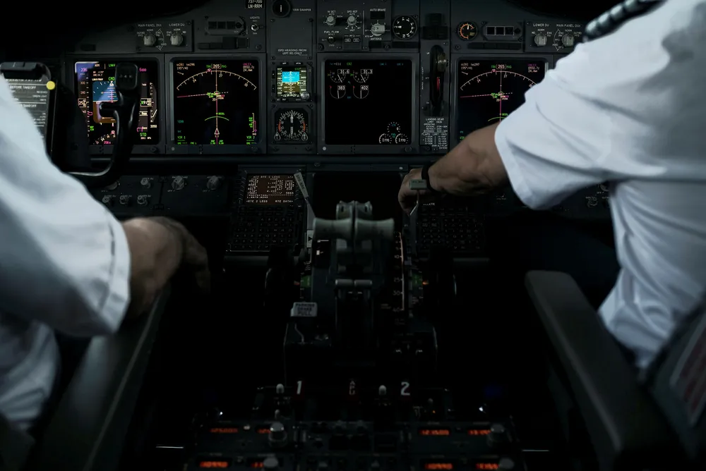 SAS prøver å få pilotene til å godta nye kutt, og frister med å beholde flere i jobben. Her fra SAS-cockpit tidligere i år.