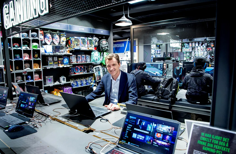 Erik Sønsterud, sjef i Elkjøp Nordic, sier det er viktig for Elkjøp å ta del i den nasjonale dugnaden ved å redusere smittefaren.