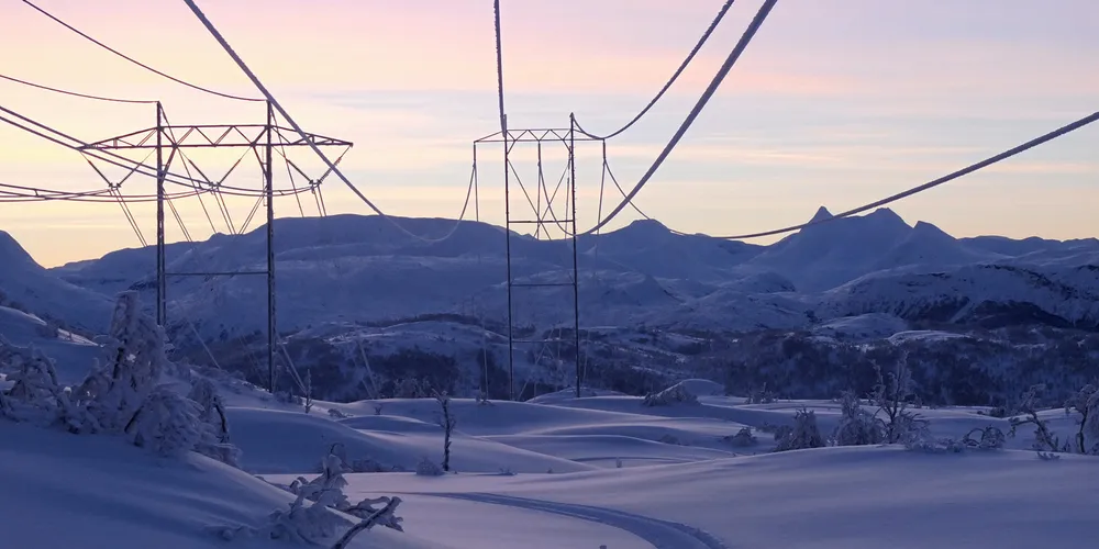 Statnetts SAKS-tiltak ved svært anstrengt kraftsituasjon er svært begrenset hvis det blir for lite vann i magasinene i vinter. I all hovedsak er forsyningssikkerheten basert på import av strøm fra utlandet.