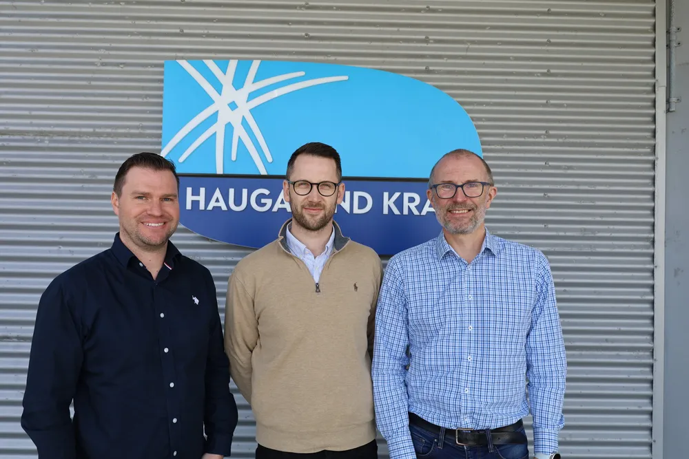 Haugaland Kraft Energi og Enlink oppretter fleksibilitetsløsningen HK Flex. På bildet: Stig Blomseth, seksjonsleder i Haugaland Kraft Energi, Lars Andreas Pedersen, daglig leder i Enlink og Stein Inge Morisbak, direkør i Haugaland Kraft Energi.