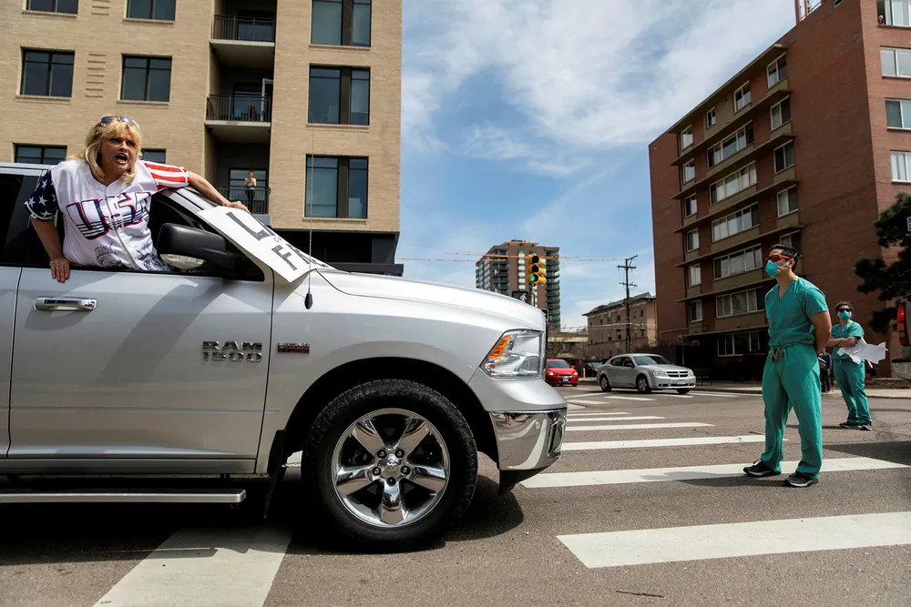 Helsearbeidere i Denver demonstrerer mot dem som vil åpne opp samfunnet kjapt. I sosiale medier verserer alskens teorier rundt epidemien. «Vi ber teknologigigantene gjøre umiddelbare systemendringer for å stoppe strømmen av helse-desinformasjon», heter det blant annet i et brev undertegnet av 100 leger og sykepleiere.