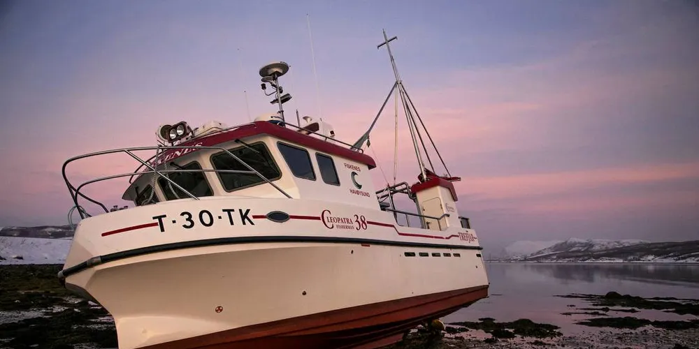 PÅ GRUNN: Sjarken «Fiskenes» fra Torsken kommune i Troms, grunnstøtte onsdag morgen.
