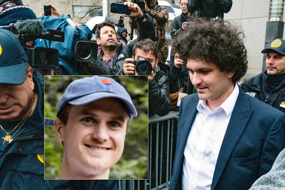 FTX-sjef Sam Bankman-Fried på vei ut av en føderal domstol i New York. Dune-sjef og gründer Fredrik Haga innfelt.