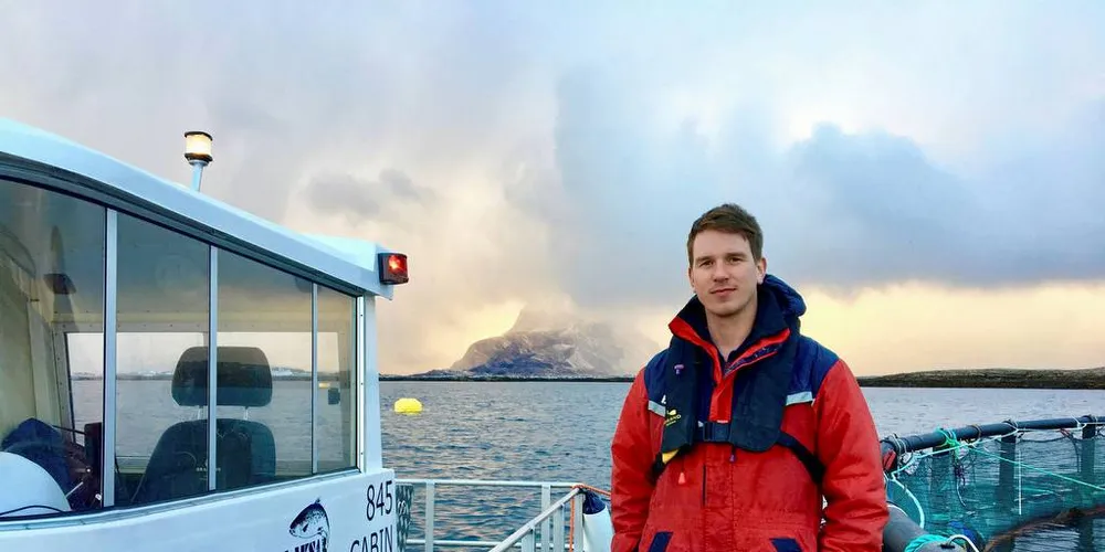 SATSER PÅ NY TEKONOLOGI: Jacob Palmer Meland i Lovundlaks AS mener det ligger et stort utviklingspotensial i havbruksnæringen i dag. Men han frykter at politikerne lar seg blende av mektige planer og offshoregrafikk fra de store selskapene, og at de mindre aktørene med sine mer nøkterne planer taper kampen om utviklingskonsesjonene.Foto: Lovundlaks AS