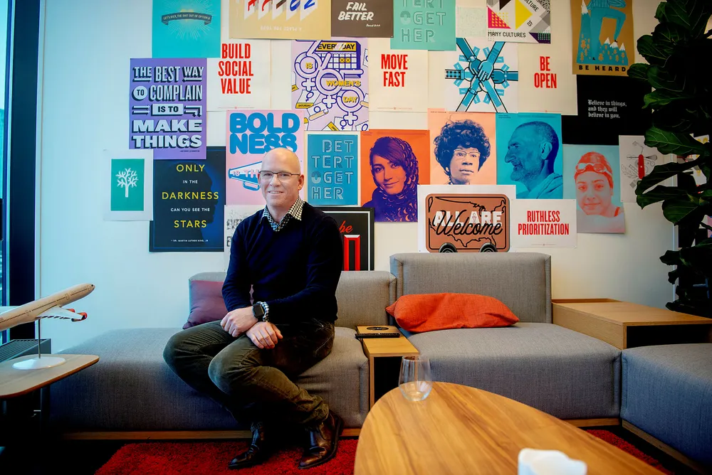 Rune Paulseth, landssjef for Facebook i Norge, foran plakatveggen på Facebook-kontoret – som blant annet viser Martin Luther King-sitatet «Only in the darkness can you see the stars».