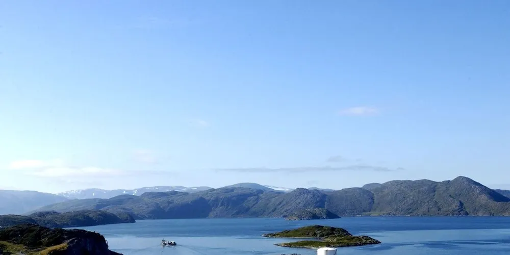 Undersjøisk sprengningsarbeiod ved Polarbase AS i Rypefjord kan ha resultert i mye død fisk. Foto: Anita Arntzen, DN.