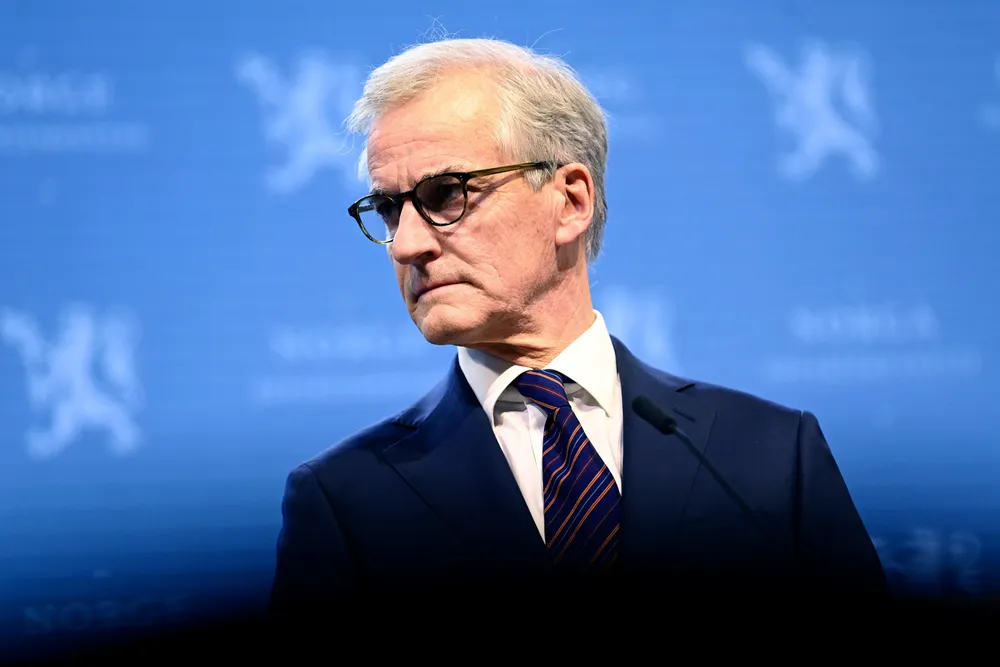Statsminister Jonas Gahr Støre og regjeringen trykker på bremsen og innfører nye tiltak mot koronasmitten.