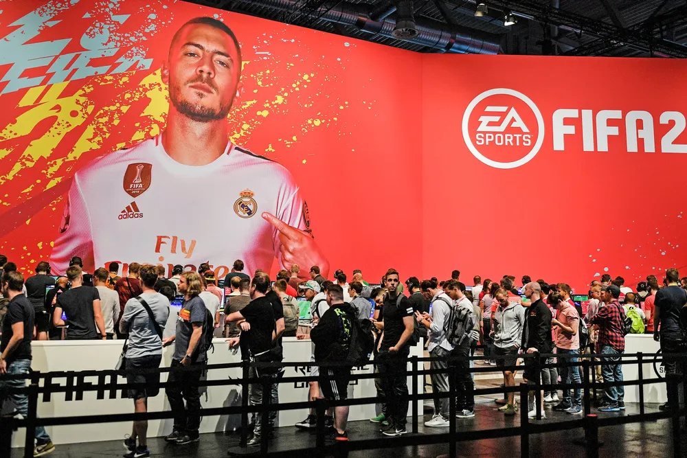 Siden 1990-tallet har spillutvikleren EA Sports og det internasjonale fotballforbundet Fifa hatt en lukrativ samarbeidsavtale som har gitt navn til spillserien med sistnevntes navn. Nå er det slutt. Avbildet er Real Madrid-spiller Eden Hazard på en promo-plakat for Fifa 20.