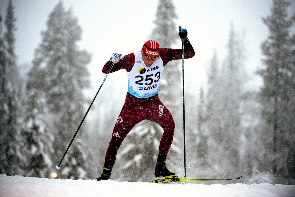 Alexander Legkov, som her går ti kilometer fristil under den svensk sesongpremiere på langrenn i Gällivare før jul, kan likevel få gå OL i Sør-Korea. Foto: Ulf Palm, NTB Scanpix