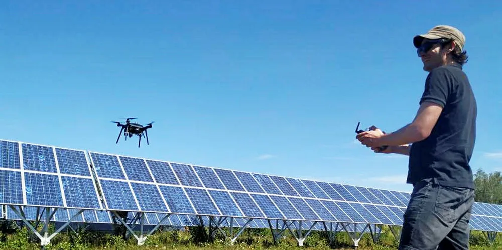 Doktorgradsstipendiat Tor Atle Solend ved UiO navigerer en solpark-drone med stødig hånd.