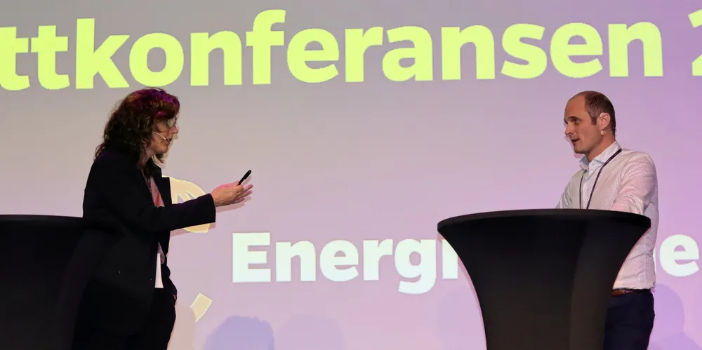 Astrid Margrethe Hilde i Agder Energi Nett i solkraft-diskusjon med Bjørn Thorud i Aneo.
