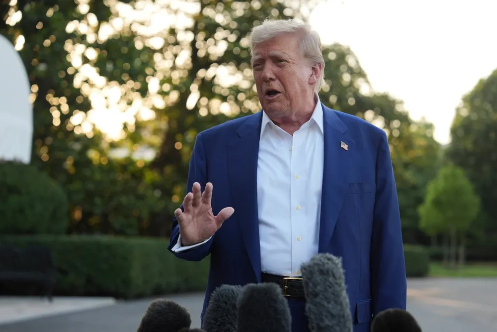 President Donald Trump møtte pressen utenfor Det hvite hus i Washington, D.C. før han reiste til Nato-toppmøtet i Haag.