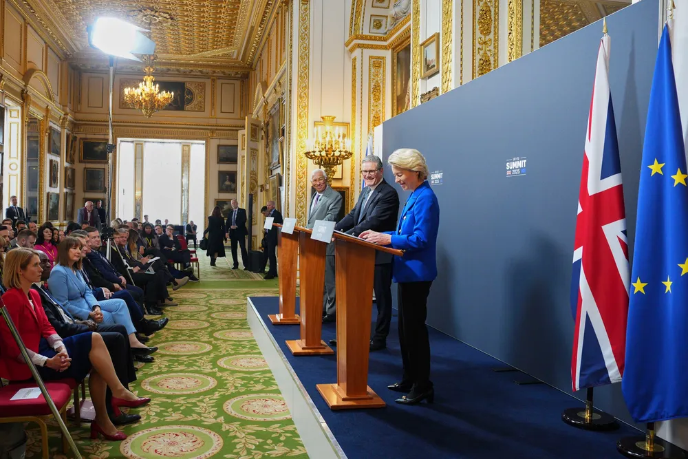 – Et historisk øyeblikk, sa Ursula von der Leyen da avtalen med britenes statsminister Keir Starmer ble signert i London mandag.