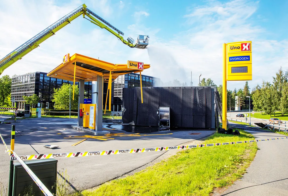 En hydrogentank eksploderte på en Uno X-stasjon på Kjørbo i Sandvika 10. juni 2019. Hva som vil skje med denne og andre ladestasjoner er ikke avklart.