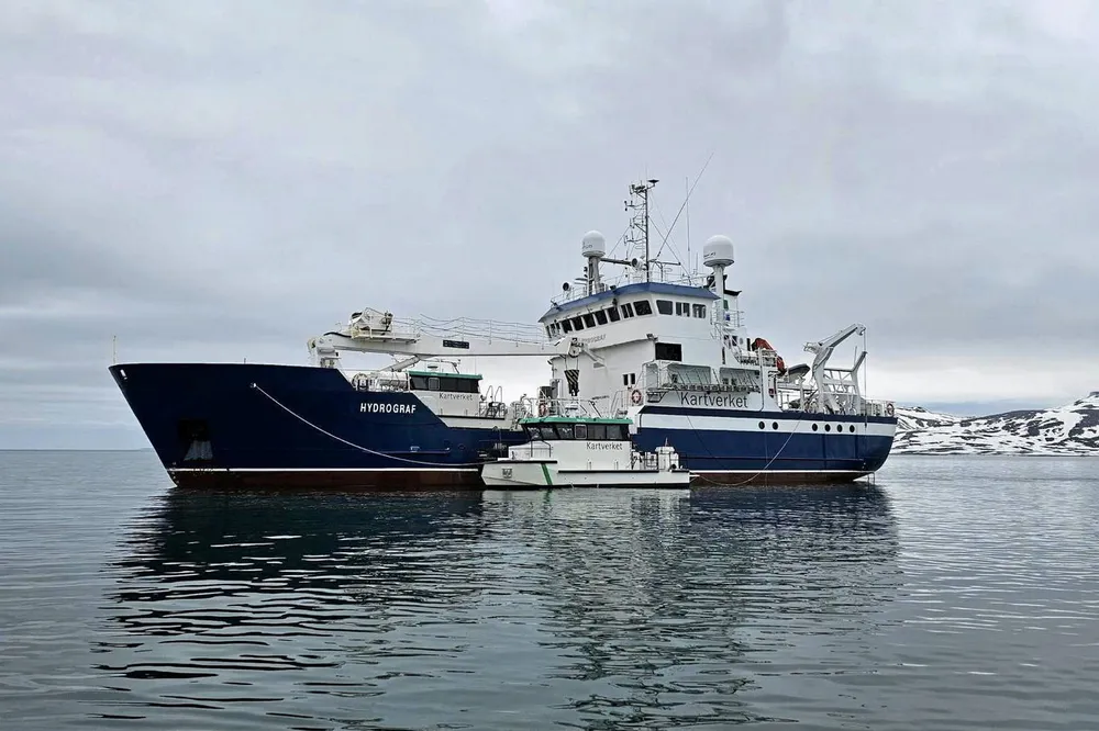 Økende stormaktsrivalisering, klimaendringer og et voksende motsetningsforhold mellom nord og sør gjør at fiskeressurser og fiskerier blir et stadig viktigere geopolitisk tema. Her er Kartverkets fartøy MS «Hydrograf», MB «Lomvi» og MB «Havelle» på sjømålingstokt på Svalbard.