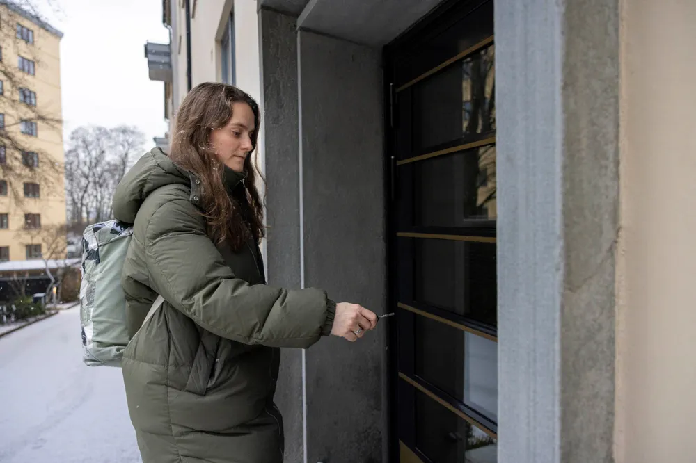 Karoline Gjerde (25) låser seg inn i boligblokken i Oslo der hun leier leilighet. Aller helst skulle hun låst seg inn i en egen bolig, men ga opp boligjakten i høst da finansieringsbeviset ikke strakk til for leilighetene hun ville ha.