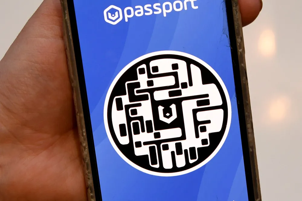 En rekke varianter av elektronisk vaksinepass er lansert. Her en britisk mobilapp.