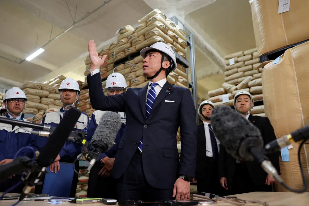 Risprisen i Japan er mer enn doblet på 12 måneder. Dette påvirker den inflasjonen i Japan, sentralbankens rentebeslutning og det kommende valget i Overhuset. Landbruksminister Shinjiro Koizumi avla et offentlig reservelager i Kanagawa et besøk nylig.