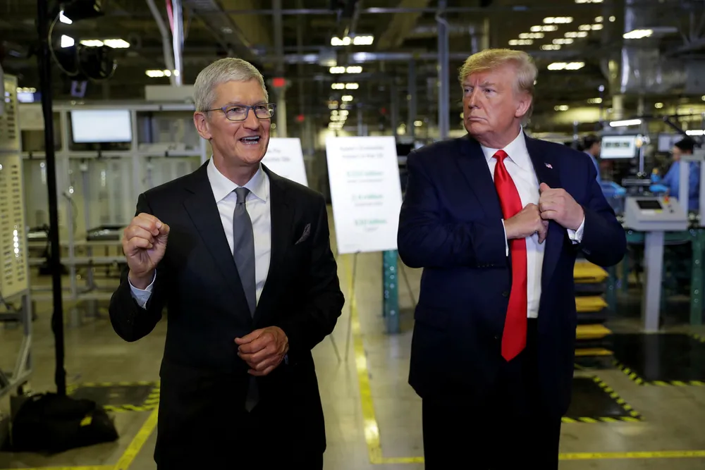 Apples konsernsjef Tim Cook inviterte president Donald Trump til å se en pc-fabrikk i delstaten Texas den 20. november. Apple bygger personlige datamaskiner for det amerikanske markedet. Over 90 prosent av produksjonen av Apple-produkter foregår i Kina.