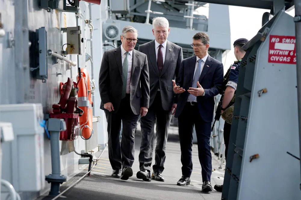 I mai besøkte Storbritannias statsminister Keir Starmer Norge (fra venstre). Her møter han Charles Woodburn, sjef for det britiske forsvarsselskapet BAE Systems, og Kongsberg-sjef Geir Håøy om bord på fregatten HMS St Albans.