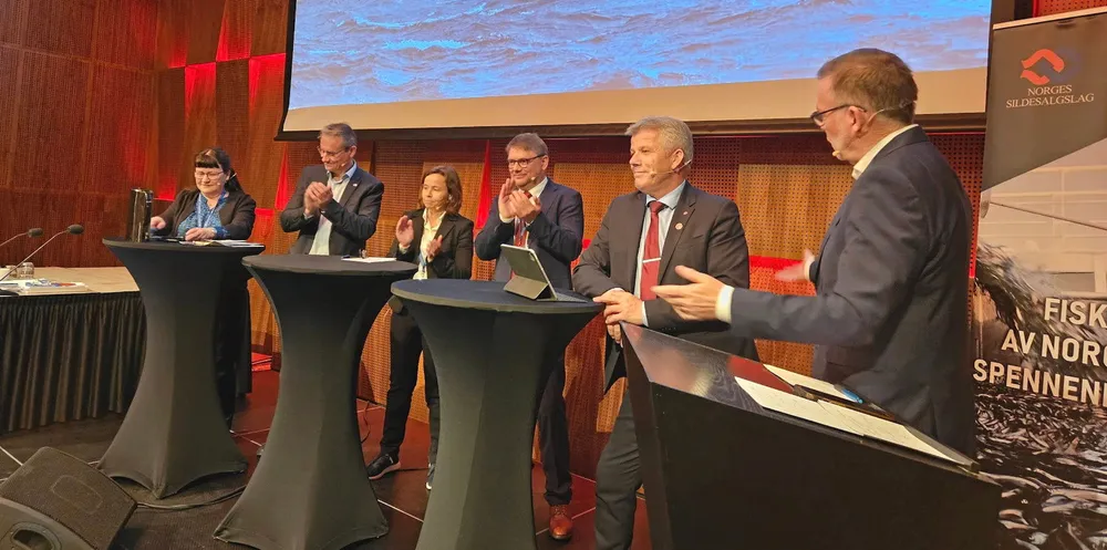 Fra venstre: daglig leder Rose-Mari Berge i Lurøyveiding AS, Olve Grotle (H), Inger-Marie Sperre, administrerende direktør i Brødrene Sperre, Jonny Berfjord, administrerende direktør i Norges Sildesalgslag, fiskeri- og havminister Bjørnar Skjæran (Ap) og debattleder Jan-Erik Larsen, partner og administrerende direktør i Kruse Larsen.
